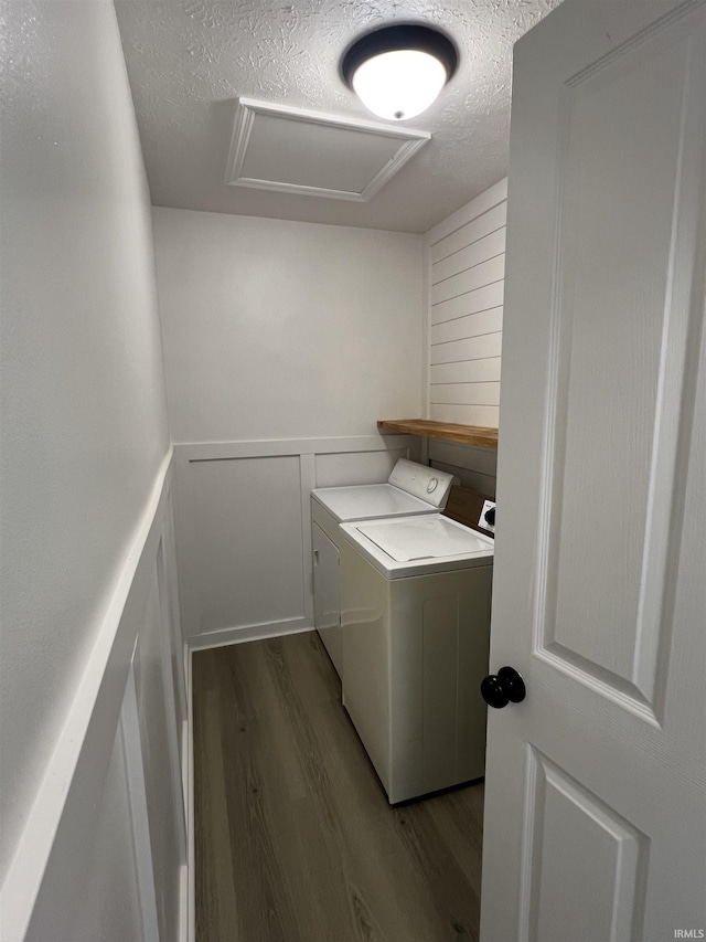 laundry room with light hardwood / wood-style floors, independent washer and dryer, and a textured ceiling