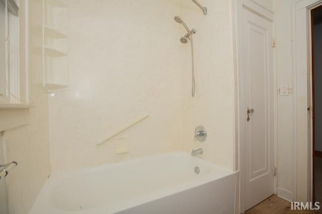 bathroom with tiled shower / bath