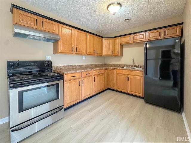 kitchen with sink, black fridge, light hardwood / wood-style flooring, a textured ceiling, and electric stove