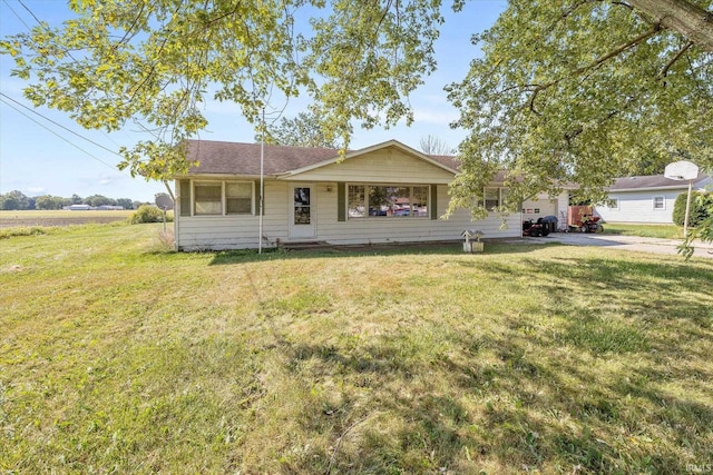 single story home featuring a front lawn