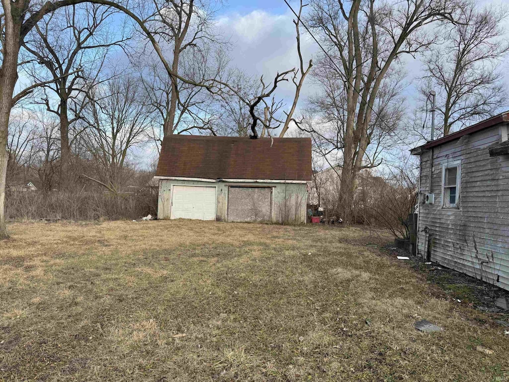 view of yard featuring an outbuilding and a garage