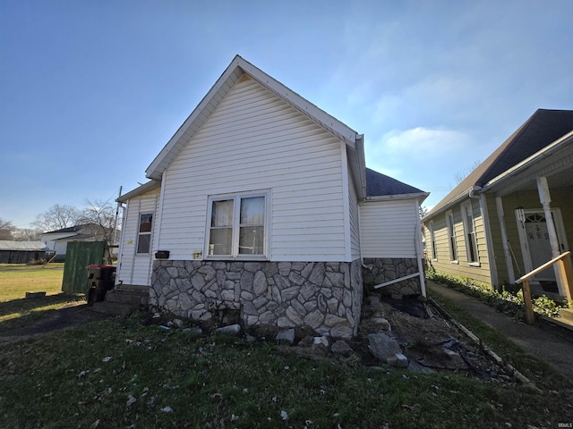 view of side of property featuring a lawn