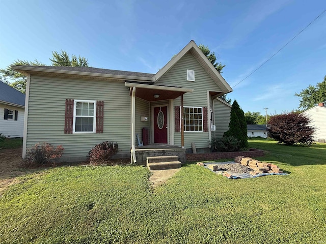 1705 E Main St, Petersburg, IN 47567 - view of front facade with a front lawn