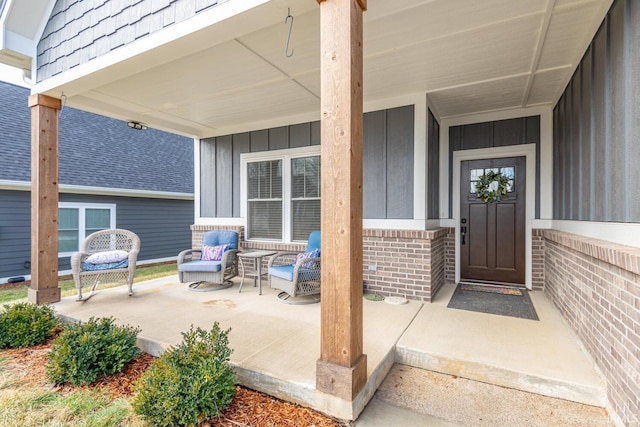 property entrance featuring a porch