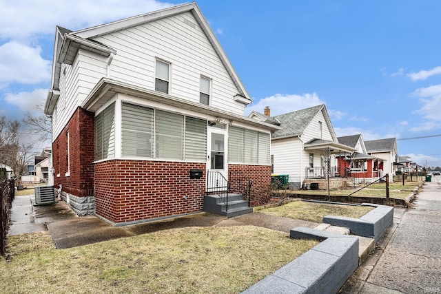 view of front of house featuring a front lawn