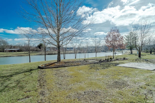 view of yard featuring a water view