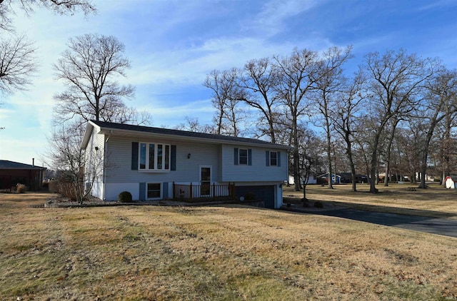 bi-level home featuring a front lawn