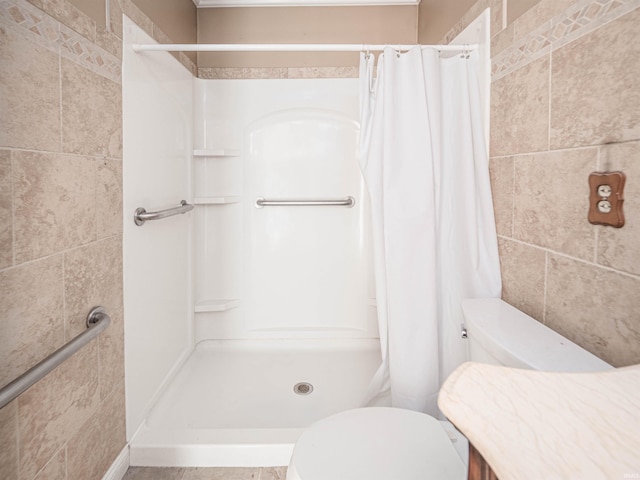 bathroom featuring curtained shower and toilet