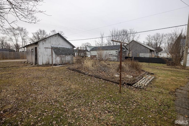 view of yard featuring an outbuilding