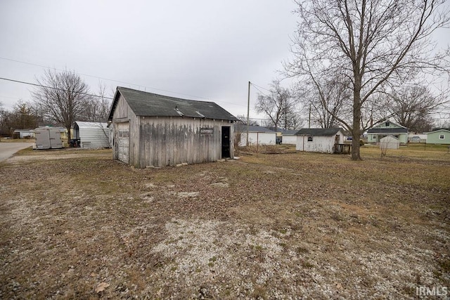 view of yard with an outbuilding