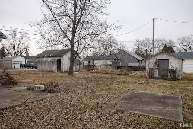 view of yard with an outbuilding