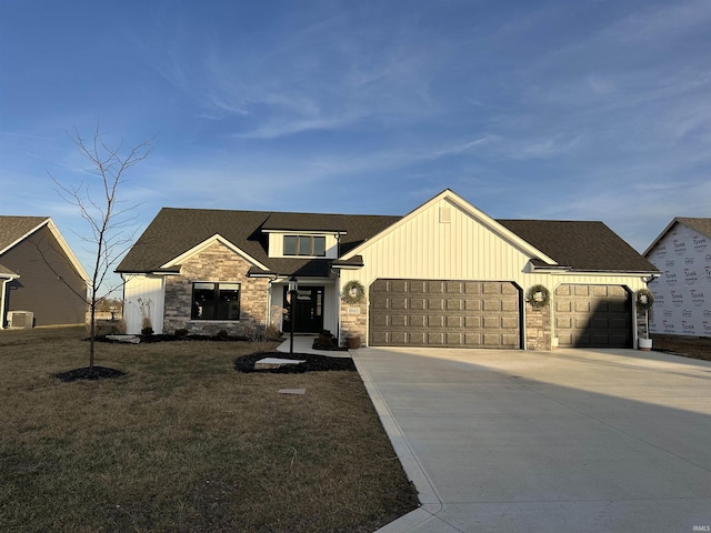 view of front of home featuring a garage and a front yard