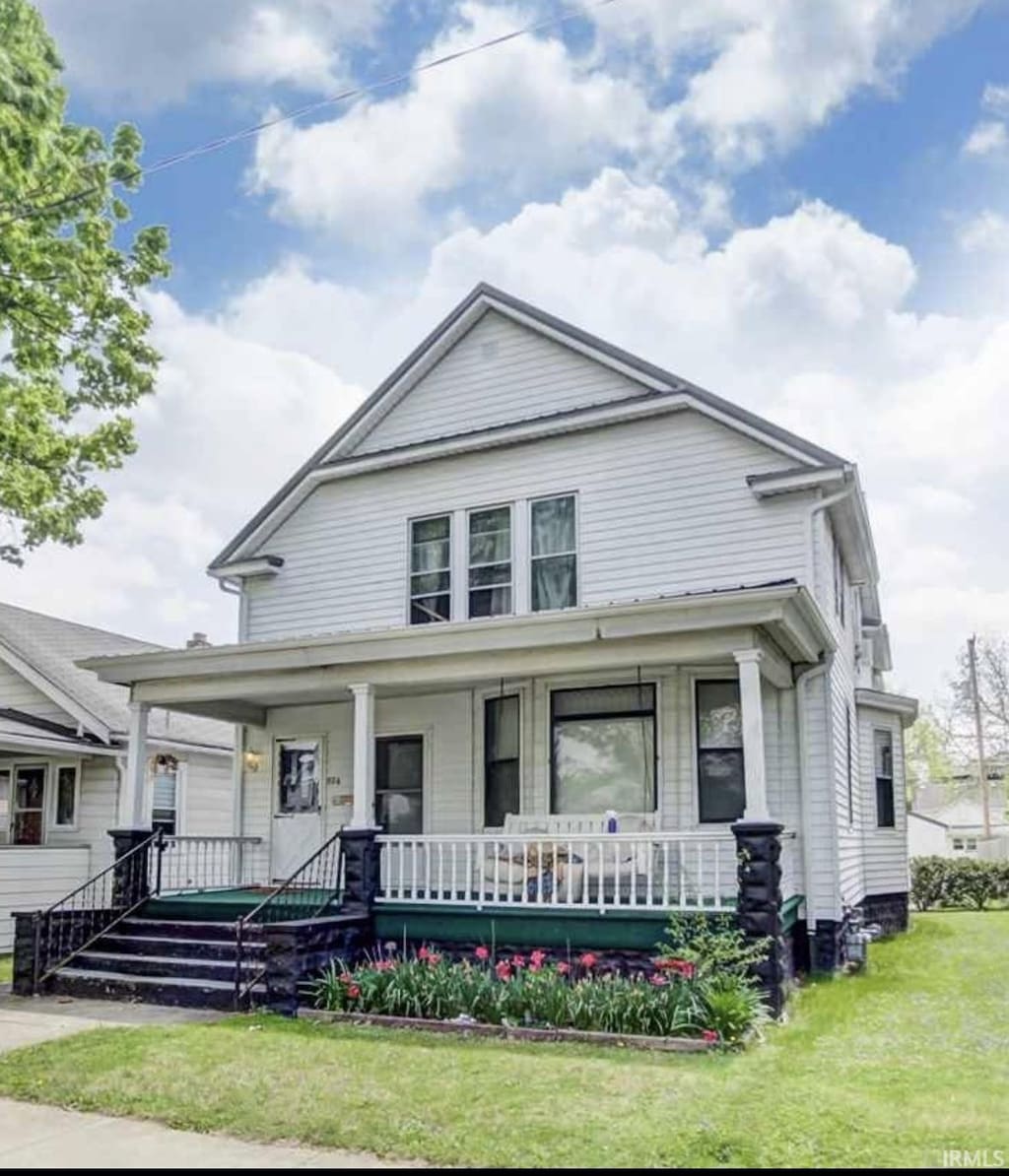 view of front facade featuring a porch and a front yard