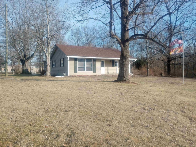 view of front facade with a front lawn