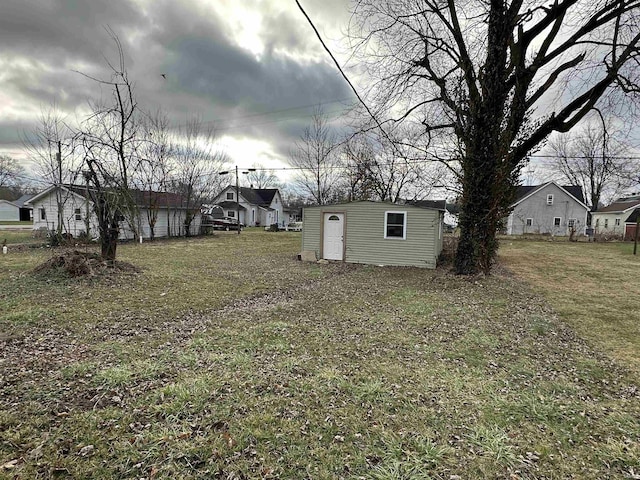 view of yard featuring an outdoor structure