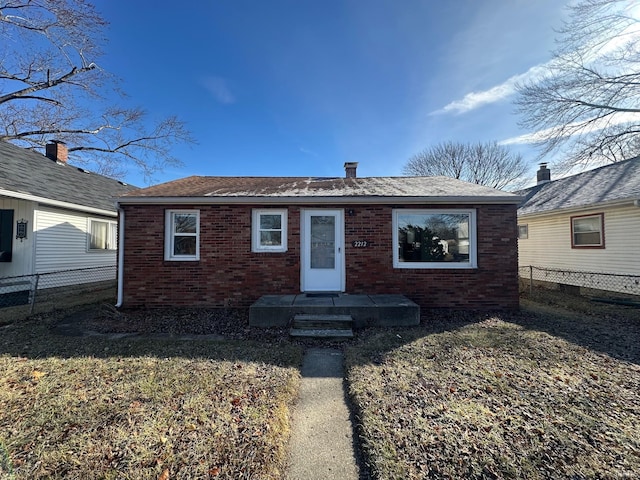 view of front of property featuring a front lawn