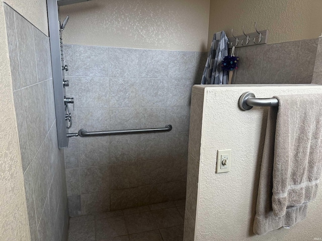 bathroom featuring tiled shower