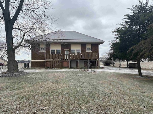 view of front of home featuring central AC unit and a front lawn