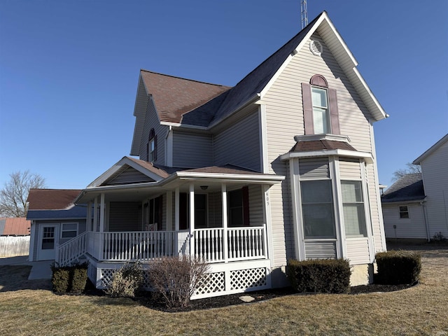 view of front of property featuring a porch and a front lawn