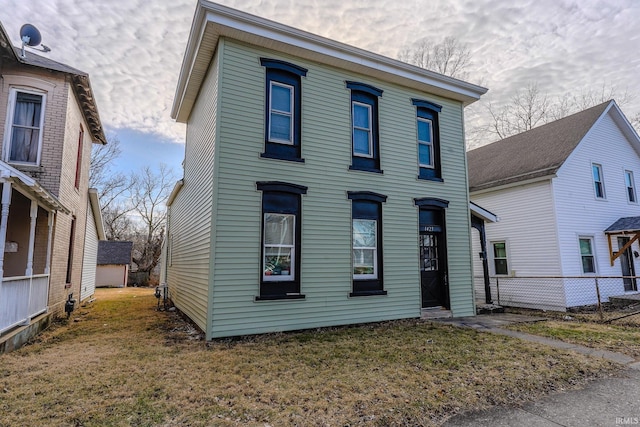 view of front of property with a front yard