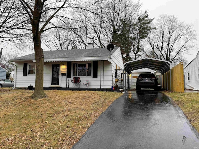 view of front of home featuring a front lawn and a carport