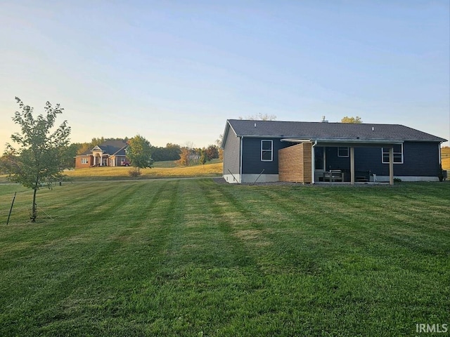 view of yard at dusk