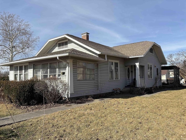 view of side of property featuring a lawn