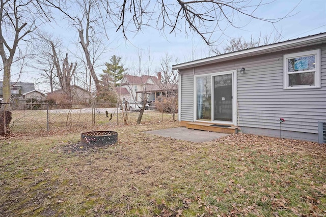 view of yard featuring a fire pit