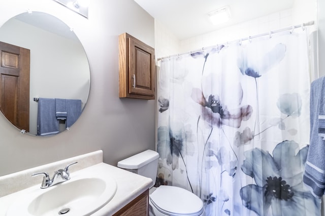 bathroom with a shower with curtain, vanity, and toilet