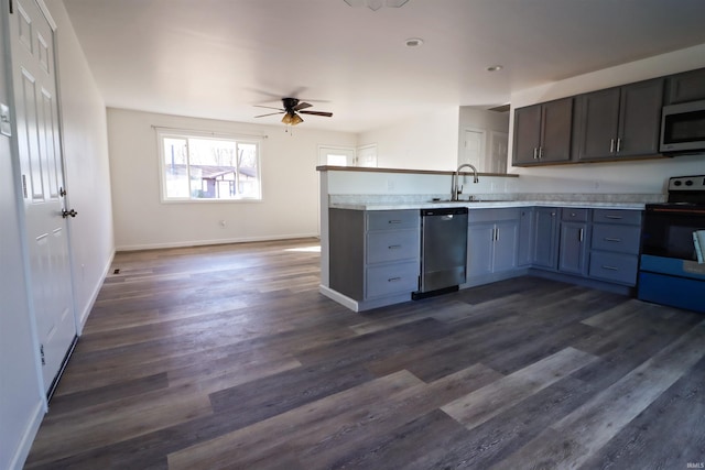 kitchen featuring sink, dark hardwood / wood-style floors, kitchen peninsula, ceiling fan, and stainless steel appliances