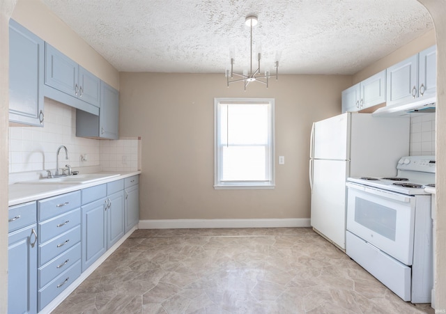 kitchen with sink, white range with electric cooktop, a notable chandelier, a textured ceiling, and decorative backsplash