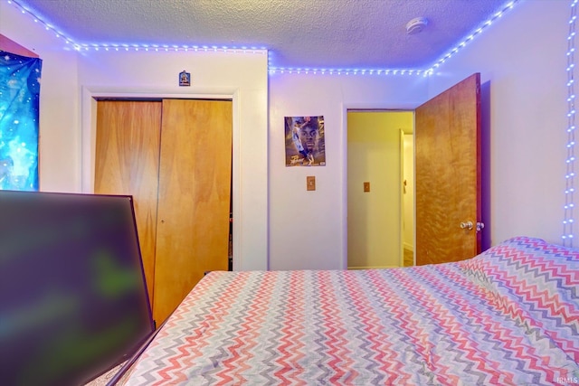 bedroom featuring a closet and a textured ceiling