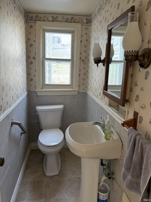 bathroom featuring tile patterned flooring, plenty of natural light, sink, and toilet