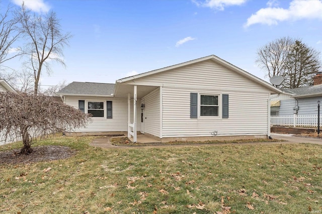 view of front of property featuring a front yard