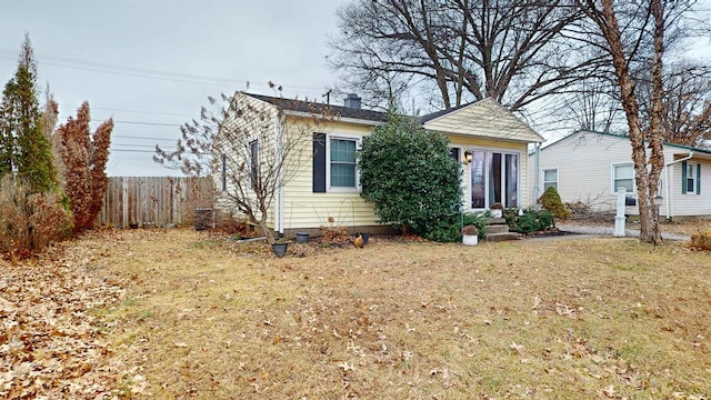 view of front facade featuring a front yard