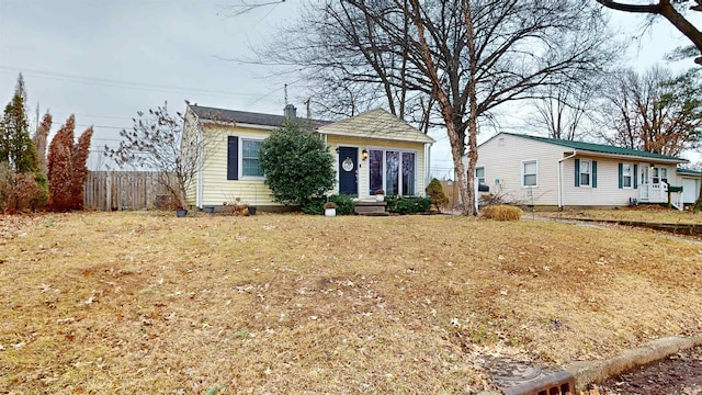 view of front of property featuring a front yard