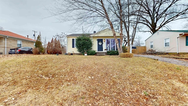 view of front of property featuring a front yard