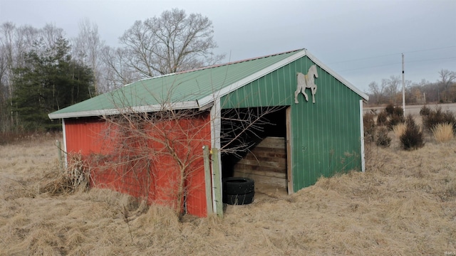 view of outbuilding