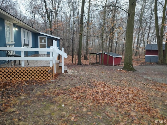 view of yard featuring an outdoor structure