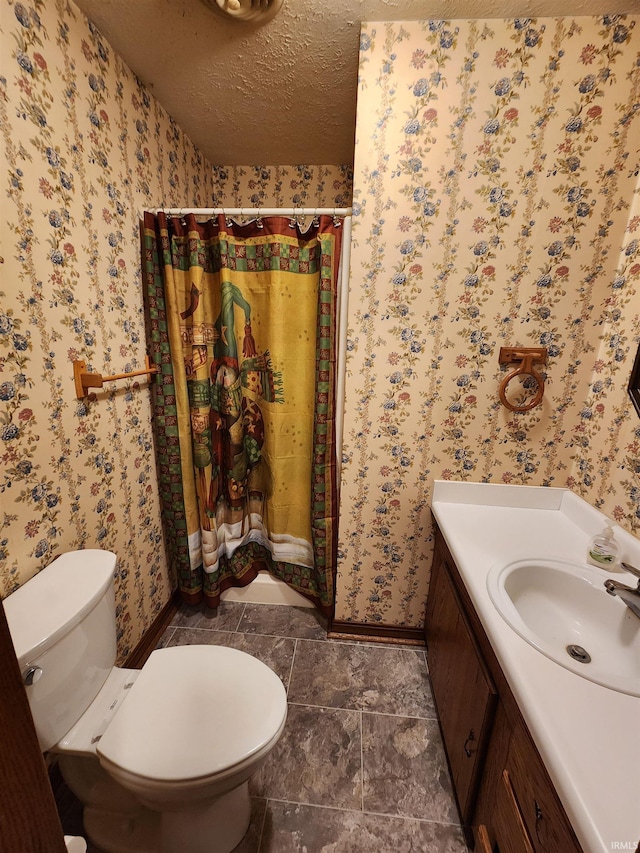 bathroom featuring a shower with curtain, vanity, a textured ceiling, and toilet