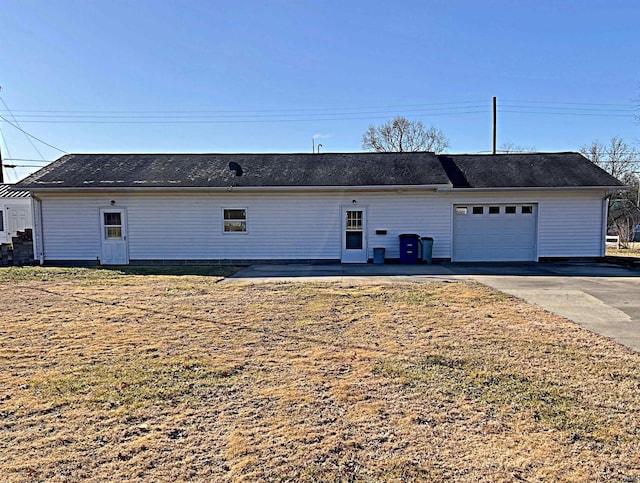 view of front facade with a garage and a front lawn