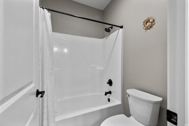 bathroom featuring shower / tub combo with curtain and toilet