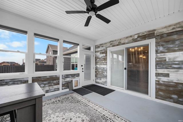 sunroom with ceiling fan