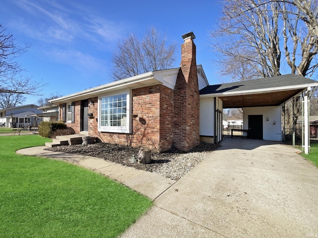 view of front of home with a carport and a front yard