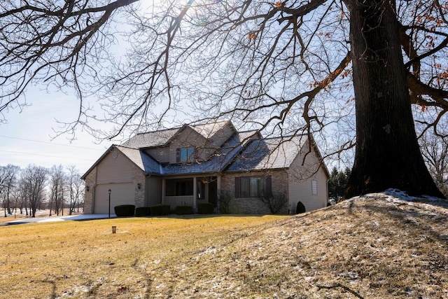 view of front property featuring a front lawn