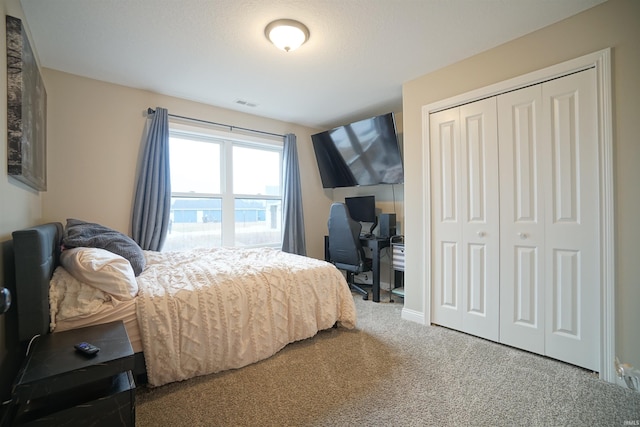 bedroom featuring carpet floors and a closet