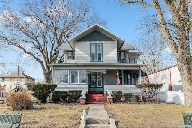 view of front of house featuring a front lawn