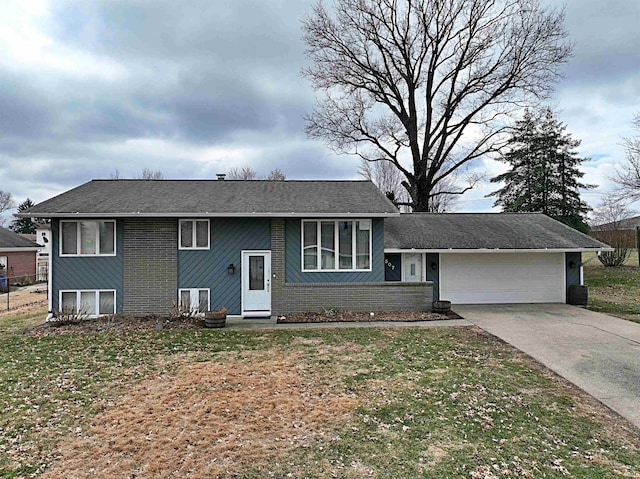 view of front facade featuring a garage and a front yard