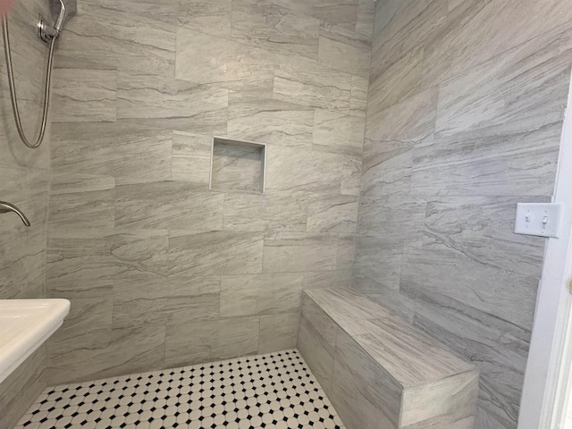 bathroom featuring tiled shower