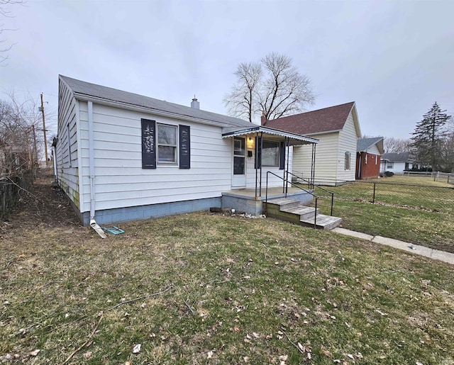 view of front facade with a front lawn